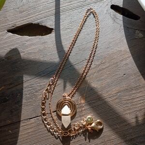 Elegant Gold and White Pendant Necklace